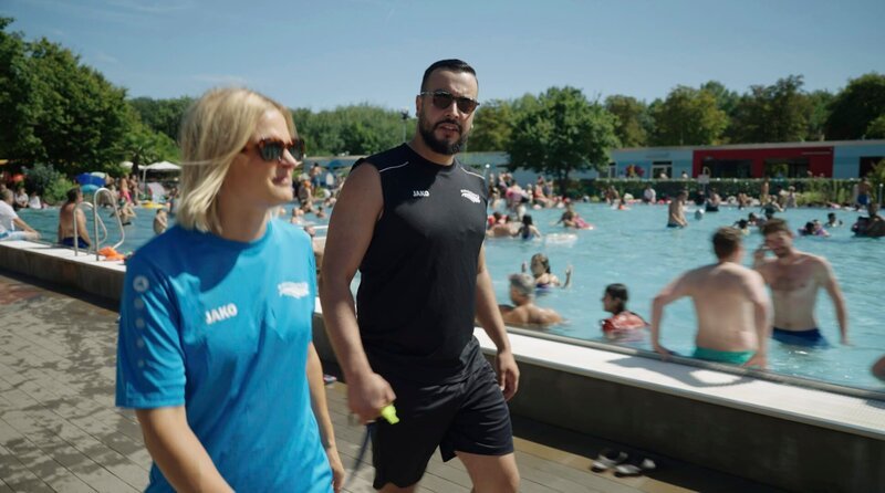 Im Freibad – Reporterin Anne-Katrin Eutin mit Bademeister Adil Batou. – Bild: HR