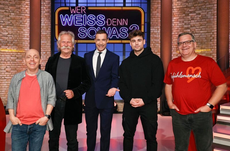 Moderator Kai Pflaume (M.) und seine Rateteam-Kapitäne Bernhard Hoëcker (l.) und Elton (r.) begrüßen in dieser Sendung den Musiker und Frontmann der Band „Höhner“ Henning Krautmacher (2.v.l.) und den Musiker Moritz Garth (2.v.r.). – Bild: ARD/​Morris Mac Matzen
