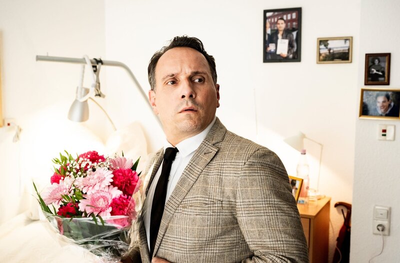 Carsten Heinrich (Stefko Hanushevsky) kommt im Altenheim an, seine Mutter ist nicht da. – Bild: ARD/​Martin Valentin Menke