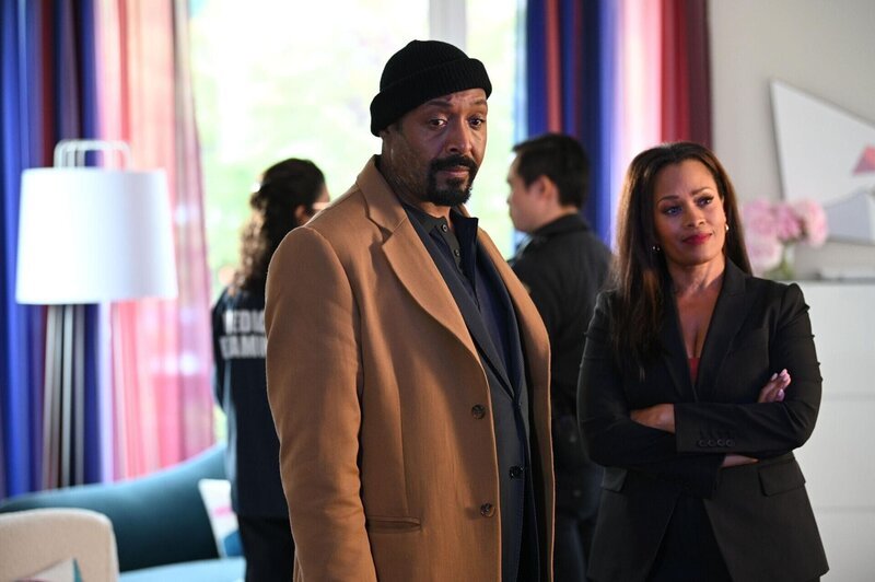 Alec Mercer (Jesse L. Martin, l.); Marisa Clark (Maahra Hill, r.) – Bild: Universal Television LLC. /​ Sergei Bachlakov