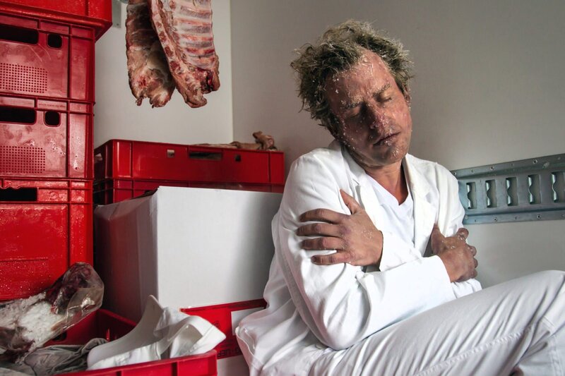 Im Kühlwagen der Großmetzgerei Semmling zwischen den Fleischwaren sitzt der Fahrer Stefan Schneider (Komparse) – unwürdig erfroren. – Bild: ARD/​ARD/​TMG/​Chris Hirschhäuser