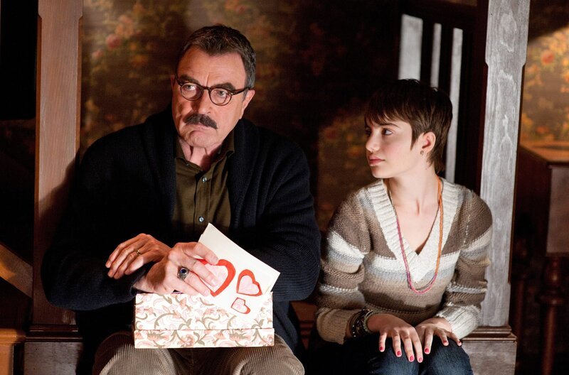 Nicky (Sami Gayle, r.) hofft auf Franks (Tom Selleck, l.) Rat in Sachen „Liebe“ … – Bild: 2010 CBS Broadcasting Inc. All Rights Reserved Lizenzbild frei