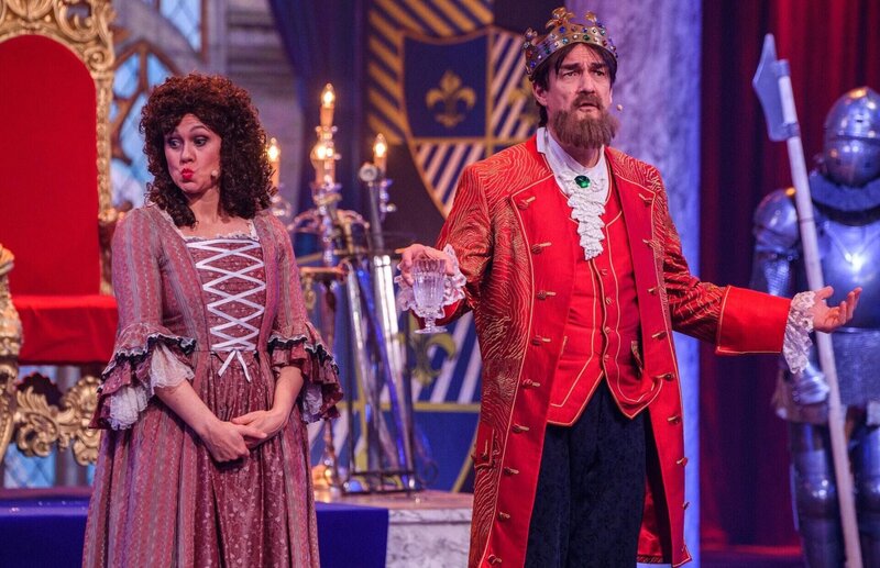 Ruth Moschner (l.); Hendrik Duryn (r.) – Bild: SAT.1 /​ Piotr Matey