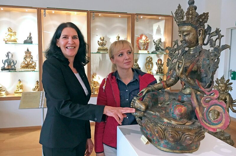 Anna Lena Dörr mit Lydia Unger, Leiterin des Buddha Museums (angesiedelt in der ehemaligen Jugendstilkellerei Kayser am Trarbacher Moselufer). – Bild: SWR/​Daniel Borger
