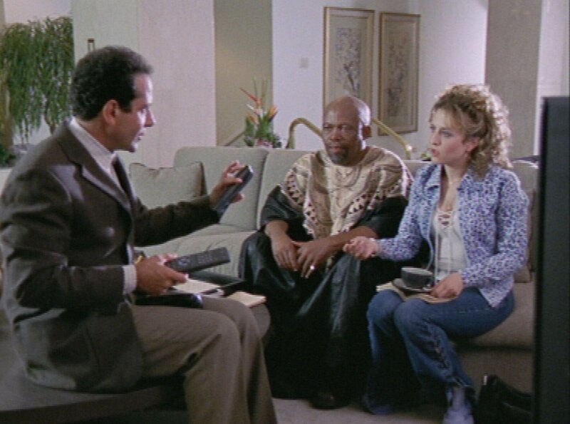 Monk (Tony Shalhoub, li.) und Sharona (Bitty Schram) bitten den legendären Langstreckenläufer Tonday Mawwaka (Zakes Mokae), der beim Marathon sein Abschiedsrennen gab, um Hilfe. – Bild: RTL (c) SUPER RTL