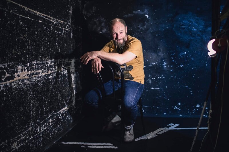 Fototermin mit Roland Düringer für ServusTV's "Kabarett-Legenden - Roland Düringer". – Bild: ServusTV / Martin Hörmandinger Fototermin mit Roland Düringer für ServusTV's "Kabarett-Legenden - Roland Düringer". – Bild: ServusTV / Martin Hörmandinger