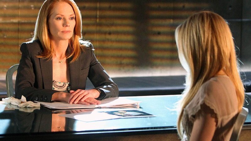 Catherine (Marg Helgenberger, li.) versucht Emily (MacKenzie Mauzy) davon zu überzeugen, DNA-Material zur Verfügung zu stellen, um die Familienverhältnisse zu klären. – Bild: Foto: RTL /​ CBS