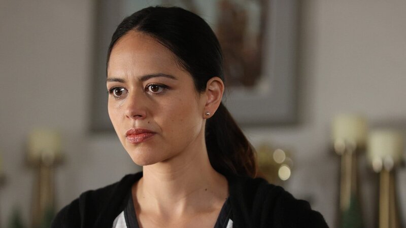 Für Lopez (Alyssa Diaz) steht viel auf dem Spiel. Sie braucht belastendes Material, um ihren Mann aus den Fängen eines Gangsters zu befreien. Doch dadurch setzt sie den Mann, den sie liebt, enormen Gefahren aus. – Bild: ZDFneo