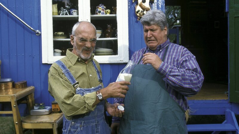 Herr Paschulke (Helmut Krauss, r.) findet Peters (Peter Lustig, l.) Versuche mit Bakterien ziemlich eklig. Die Milchsäurebakterien haben nämlich ganze Arbeit geleistet. – Bild: ZDF