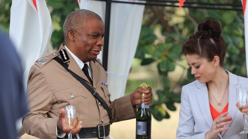 Selwyn Patterson (Don Warrington) und Lucy (Charlotte Hope) in ausgelassener Feierlaune. – Bild: ZDF
