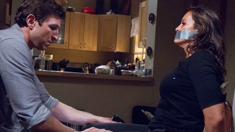 Der Serienkiller und Vergewaltiger William Lewis (Pablo Schreiber) startet seinen persönlichen Rachefeldzug gegen Detective Olivia Benson (Mariska Hargitay). Als sie am Abend nach Hause kommt, wird sie von ihm mit einer Waffe überrascht und überwältigt. – Bild: RTL /​ NBC Universal