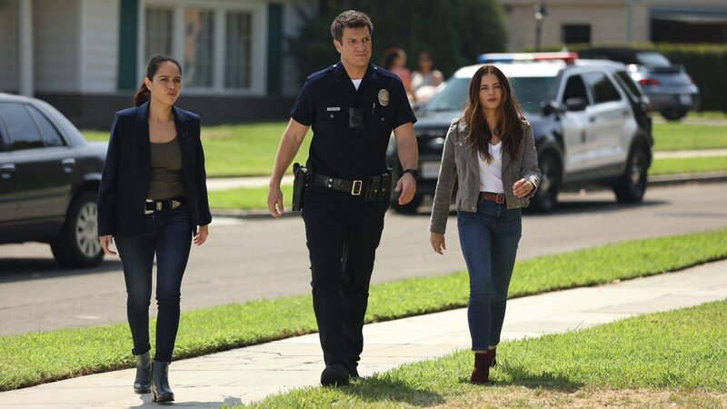Nolan (Nathan Fillion, M.), Bailey (Jenna Dewan, r.) und Lopez (Alyssa Diaz, l.) drängen den Serienmörder in die Enge. Doch dabei werden sie schnell selbst zum Ziel. – Bild: ZDFneo
