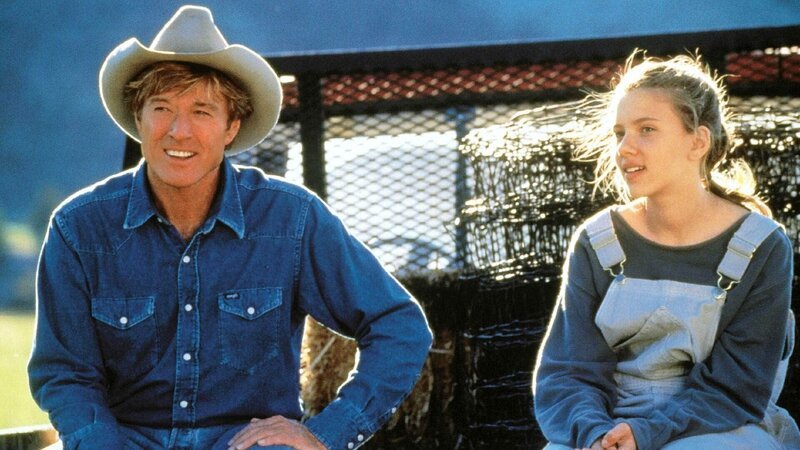 Tom Booker (Robert Redford) versucht Vertrauen zu Grace MacLean (Scarlett Johansson) aufzubauen, denn nicht nur Grace’ Pferd Pilgrim hat körperliche und seelische Wunden … – Bild: TVNOW /​ Elliott Marks /​ Touchstone Pictures