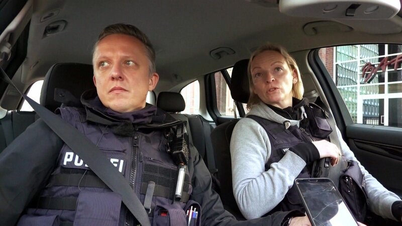 Janina von Keßinger und Gregor Lesnik gehören zur Kontrollgruppe „Autoposer“ der Hamburger Polizei und machen in der Hansestadt Jagd auf Raser und PS-Protzer – Bild: RTL Zwei