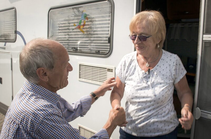 Große Gefühle im eher unterkühlten Norden! Horst und Erika waren nach dem Verlust ihrer Partner lange allein im Camper unterwegs. Jetzt haben sie sich verliebt. – Bild: MDR/​timeline