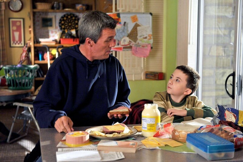 Brick (Atticus Shaffer, r.) hat einen ganz besonderen Geburtstagswunsch: Er möchte, dass ihm Mike (Neil Flynn, l.) und Frankie die wahre und peinliche Geschichte seiner Geburt erzählen … – Bild: Warner Brothers Lizenzbild frei