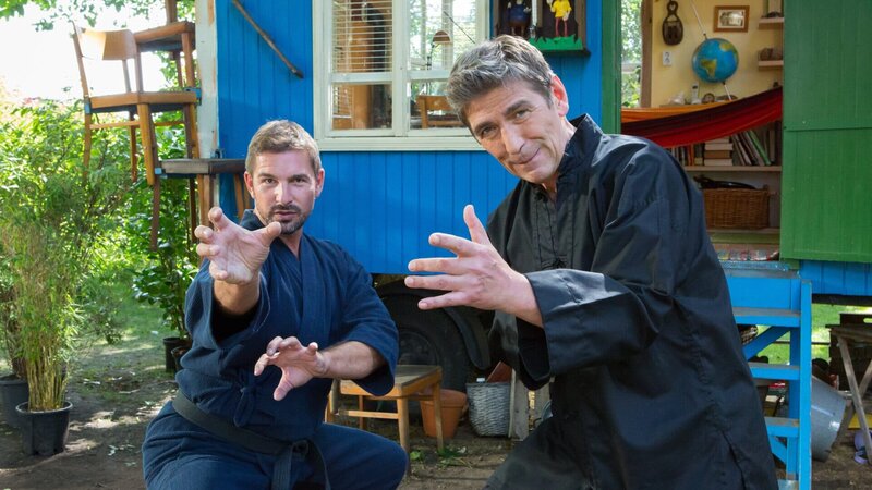 Ein Wochenende lang wollen Meister Bo (Benjamin Piwko, l.) und Fritz Fuchs (Guido Hammesfahr, r.) Kung Fu trainieren – doch ein gerissenes Gaunerpaar durchkreuzt ihre Pläne. – Bild: ZDF und Zia Ziarno