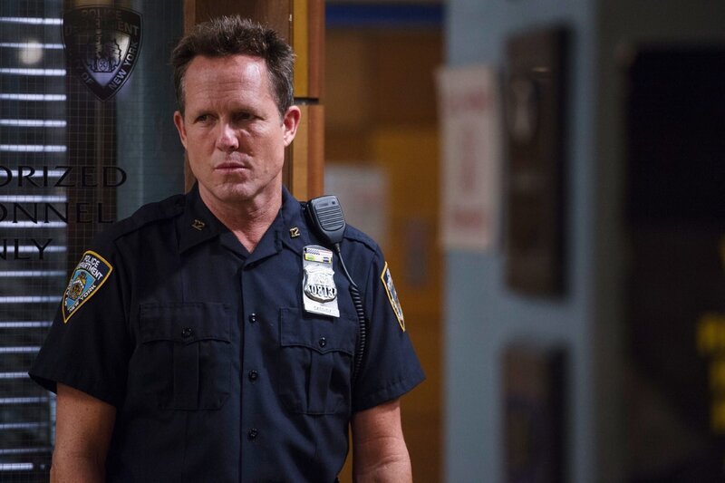 Ein Polizist wird verdächtigt, sich an wehrlosen Frauen zu vergehen: Um seinem Treiben ein Ende zu bereiten, soll ihn Detective Brian Cassidy (Dean Winters) rund um die Uhr überwachen und auf frischer Tat ertappen. – Bild: MG RTL D /​ Universal