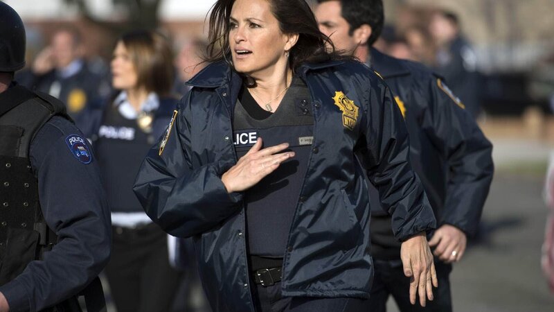 Ein Attentäter treibt sein Unwesen: Nachdem Olivia Bensons (Mariska Hargitay) Kollegin lebensgefährlich verletzt wurde, gibt es kurz darauf ein weiteres Opfer. Vergeblich sucht die SVU nach dem Scharfschützen … – Bild: RTL /​ NBC Universal