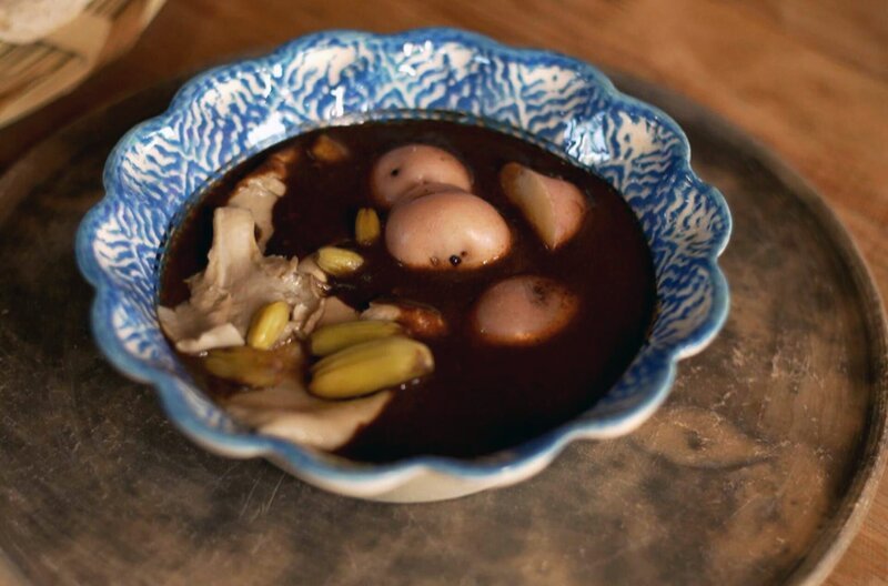 Im mexikanischen Santiago Matatlán bereiten Lorenzo und Angela eine Pilzpfanne mit drei verschiedenen Pimenten, Gewürzen und den Agavenblüten zu. – Bild: Elephant Doc