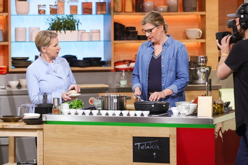 Moderatorin Cornelia Poletto (l.) und Kandidatin Stefanie Neßlinger (r.) – Bild: ZDF und Ulrich Perrey