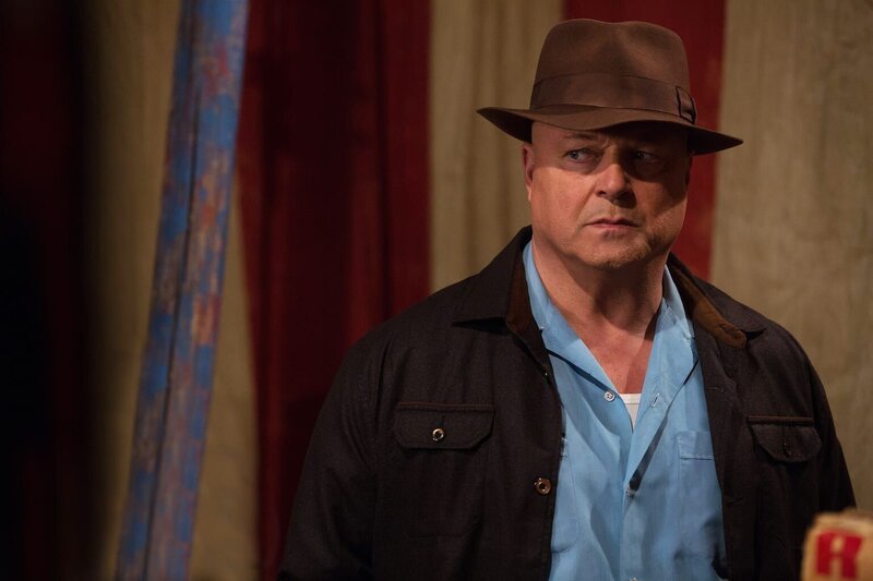 Noch ahnt Dell (Michael Chiklis) nicht, welche weiten Kreise sein Mord ziehen wird … – Bild: Fox and its related entities