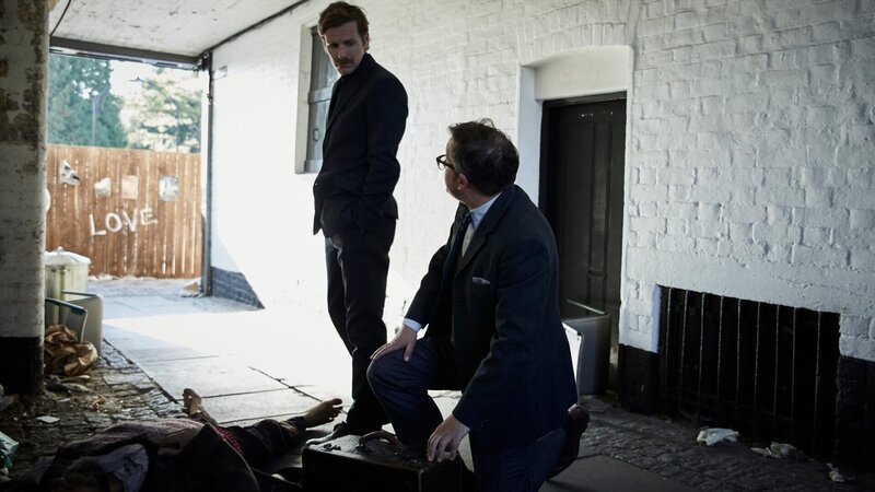 Dr. Max Derbryn (James Breadshaw, r.) teilt Endeavour (Shaun Evans, l.) die Todesursache des Opfers mit. – Bild: ZDF und Jonathan Ford