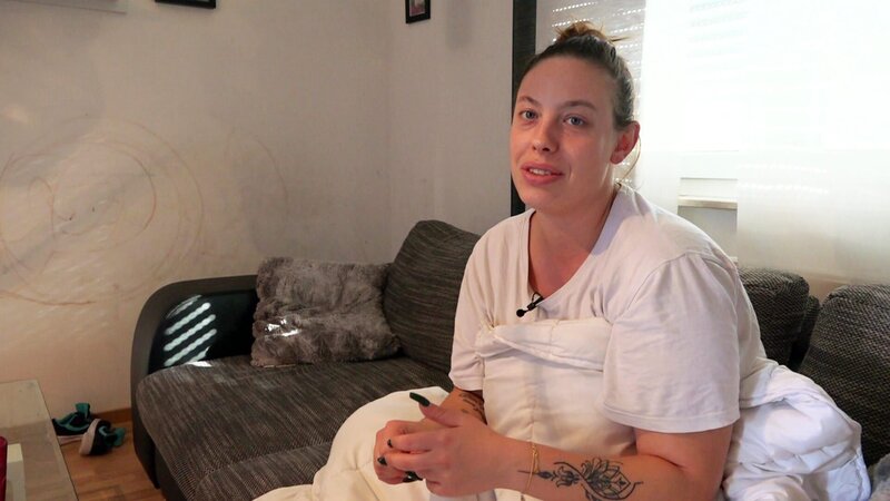 Janine sitzt auf heißen Kohlen. Es fehlt weiterhin das „Go“ vom Amt für den Gründungszuschuss für ihren eigenen Beautysalon..; Janine sitzt auf heißen Kohlen. Es fehlt weiterhin das „Go“ vom Amt für den Gründungszuschuss für ihren eigenen Beautysalon.. – Bild: RTLZWEI