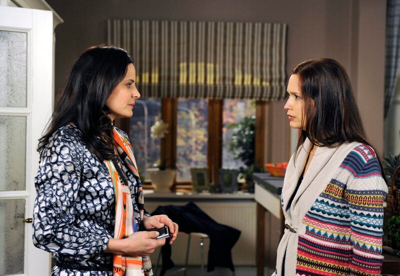 Susann muss Fenja erklären, dass die Polizei die Suche nach Roman eingestellt hat. – Bild: ARD/​Nicole Manthey