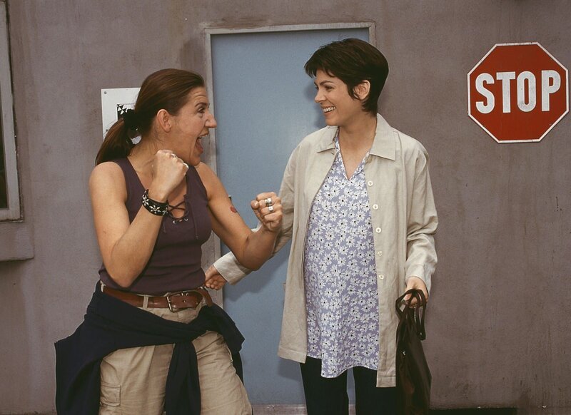 Walter (Katy Karrenbauer, li.) freut sich, dass sie mit Susanne (Cheryl Shepard) gemeinsam Hafturlaub hat. – Bild: RTL