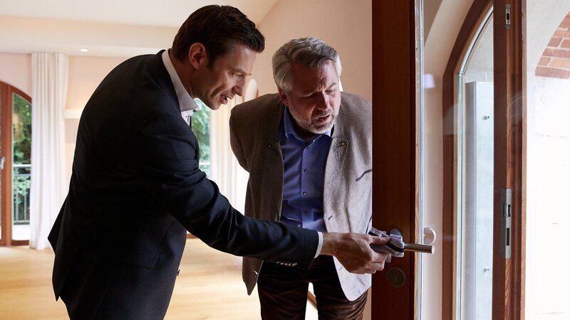 Die Kommissare Hansen (Igor Jeftic, l.) und Stadler (Dieter Fischer, r.) begutachten mögliche Einbruchsspuren. – Bild: ZDF und Bojan Ritan