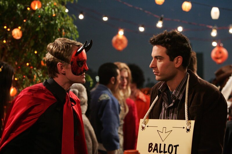 Wie jedes Jahr nimmt Ted (Josh Radnor, r.) an der Halloween Party teil, die immer auf dem Dach des Hauses stattfindet, in dem er wohnt. Da er dort vor vier Jahren ein hübsches Mädchen im Kürbiskostüm kennen gelernt, aber leider ihre Telefonnummer verloren hat, hofft er, sie jetzt wieder zu treffen. Barney (Neil Patrick Harris, l.) kann an einen solchen Zufall nicht glauben … – Bild: 20th Century Fox International Television Lizenzbild frei