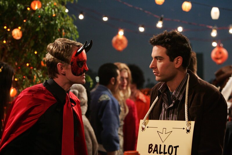 Wie jedes Jahr nimmt Ted (Josh Radnor, r.) an der Halloween Party teil, die immer auf dem Dach des Hauses stattfindet, in dem er wohnt. Da er dort vor vier Jahren ein hübsches Mädchen im Kürbiskostüm kennen gelernt, aber leider ihre Telefonnummer verloren hat, hofft er, sie jetzt wieder zu treffen. Barney (Neil Patrick Harris, l.) kann an einen solchen Zufall nicht glauben … – Bild: 20th Century Fox International Television Lizenzbild frei