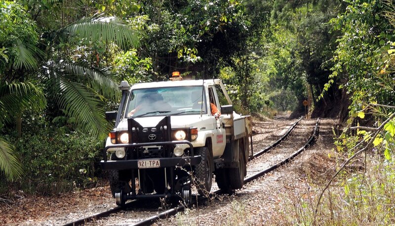 Auf sturmgeplagten Streckenabschnitten muss ein skurriles Gefährt die Äste von den Gleisen räumen: Dieser Pickup kann auf Schienen wie auf Wegen fahren. – Bild: NDR/​WildBear Entertainment