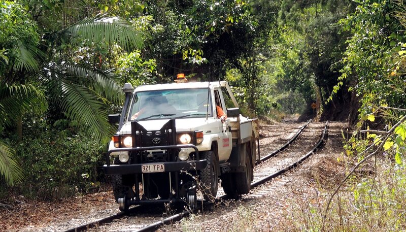 Auf sturmgeplagten Streckenabschnitten muss ein skurriles Gefährt die Äste von den Gleisen räumen: Dieser Pickup kann auf Schienen wie auf Wegen fahren. – Bild: NDR/​WildBear Entertainment