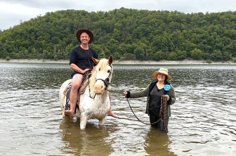 Tobias Kämmerer beim Ponyschwimmen mit Priscilla Wilhelmi im Edersee. – Bild: BR/​HR/​Friso Richter