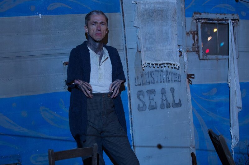 AMERICAN HORROR STORY: FREAK SHOW „Tupperware Party Massacre“ – Episode 409 --Pictured: Mat Fraser as Paul the Illustrated Seal. – Bild: Fox and its related entities