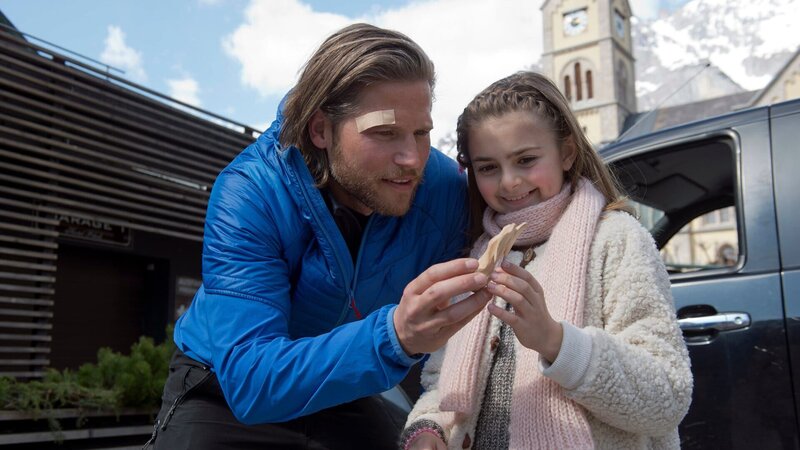 Markus (Sebastian Ströbel) liebt Mia (Mia-Sophie Ballauf) wie seine eigene Tochter. – Bild: ZDF und Thomas R. Schumann