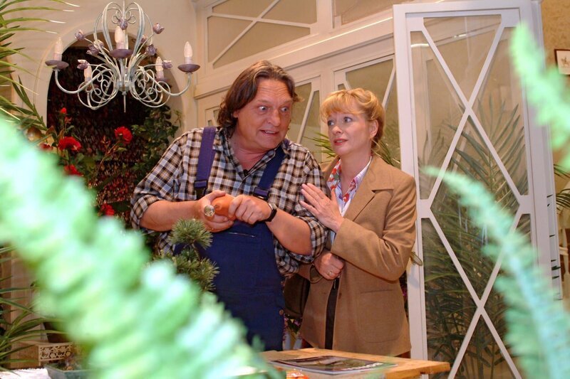 Helga (Ulrike Mai, r.) sucht Bernd (Volker Herold, l.) bei der Arbeit auf und schildert ihm die wahren Motive für Lisas erfundene Verlobung. – Bild: SAT.1 /​ Monika Schürle