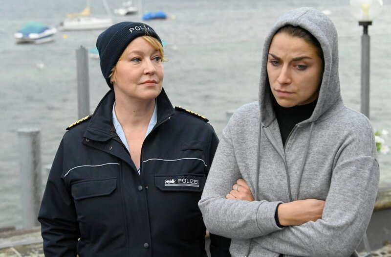 Nele Fehrenbach (Floriane Daniel, l.) befragt die Kellnerin Lena Teuber (Jaëla Probst, r.) zu den Geschehnissen im Restaurant. – Bild: ARD/​Laurent Trümper