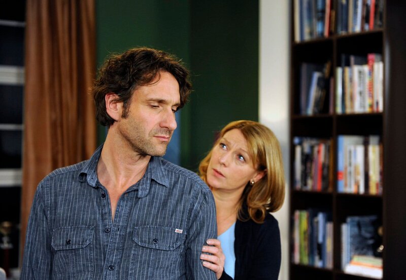 ARD ROTE ROSEN FOLGE 1278, am Freitag (08.06.12) um 14:10 Uhr im ERSTEN. Regina (Christine Wilhelmi, r.) schiebt Clemens’ (Falk-Willy Wild, l.) abweisendes Verhalten auf den Tod seines Bruders. – Bild: ARD/​Nicole Manthey