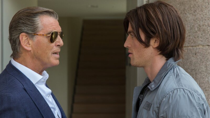 Noch kann Mike Regan (Pierce Brosnan, l.) nicht ahnen, dass sein I.T.-Techniker Ed Porter (James Frecheville, r.) finstere Pläne verfolgt. – Bild: ZDF und Jonathan Hession Noch kann Mike Regan (Pierce Brosnan, l.) nicht ahnen, dass sein I.T.-Techniker Ed Porter (James Frecheville, r.) finstere Pläne verfolgt. – Bild: ZDF und Jonathan Hession