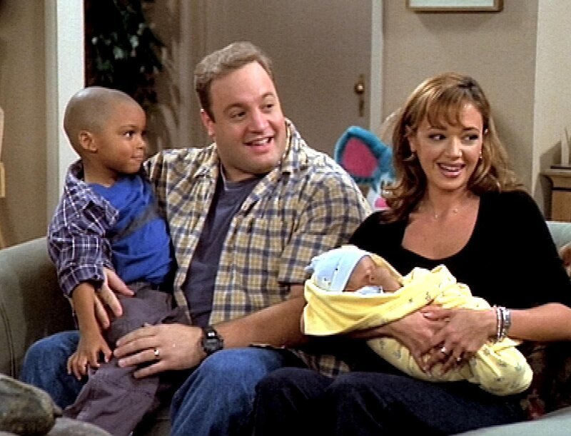 Doug (Kevin James) und Carrie (Leah Remini) sind unsicher. Sie sollen Paten für den kleinen Major werden … – Bild: RTL II