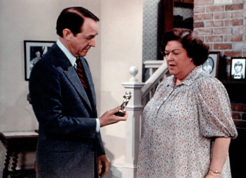 Stanley Perkins (William Schallert, l.) schenkt Miss Rose (Peggy Rea, r.) zum Abschied ein gemeinsames Erinnerungsstück. – Bild: WARNER BROS. INTERNATIONAL TELEVISION