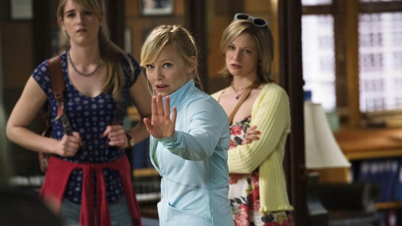 Detective Amanda Rollins (Kelli Giddish, M.) trifft auf zwei Hilfesuchende Frauen, Tilde (Katja Gerz, l.) und Astrid (Logan Rose Nelms), die sie auf einen Sexualstraftäter aufmerksam machen. – Bild: RTL /​ NBC