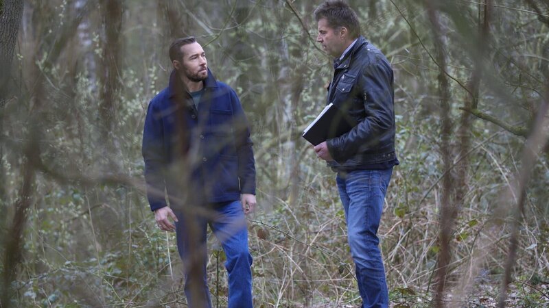 Sven Voss mit Ermittler Gerhard Hoppmann am Fundort eines unbekannten Toten. Der Fall hielt die Polizei Jahrzehnte in Atem. – Bild: ZDF und Saskia Pavek