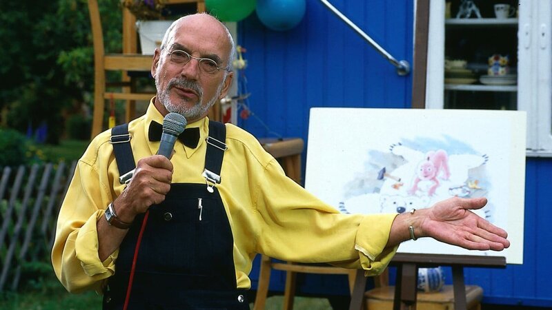 Selbst zu festlichen Anlässen trägt Peter (Peter Lustig) seine geliebte Latzhose. Heute ist es eine ganz besondere, geschneidert aus einem Anzug. – Bild: Honorarfrei – nur für diese Sendung bei Nennung ZDF und Christiane Pausch.