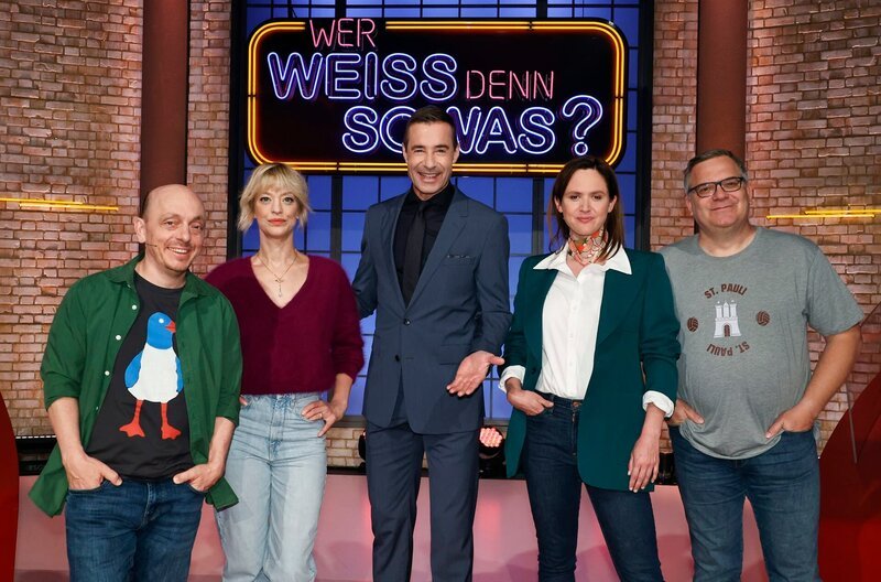 Moderator Kai Pflaume (M.) und seine Rateteam-Kapitäne Bernhard Hoëcker (l.) und Elton (r.) begrüßen in dieser Sendung die Schauspielerin Heike Makatsch (2.v.l.) und die Schauspielerin Emily Cox (2.v.r.). – Bild: ARD/​Morris Mac Matzen