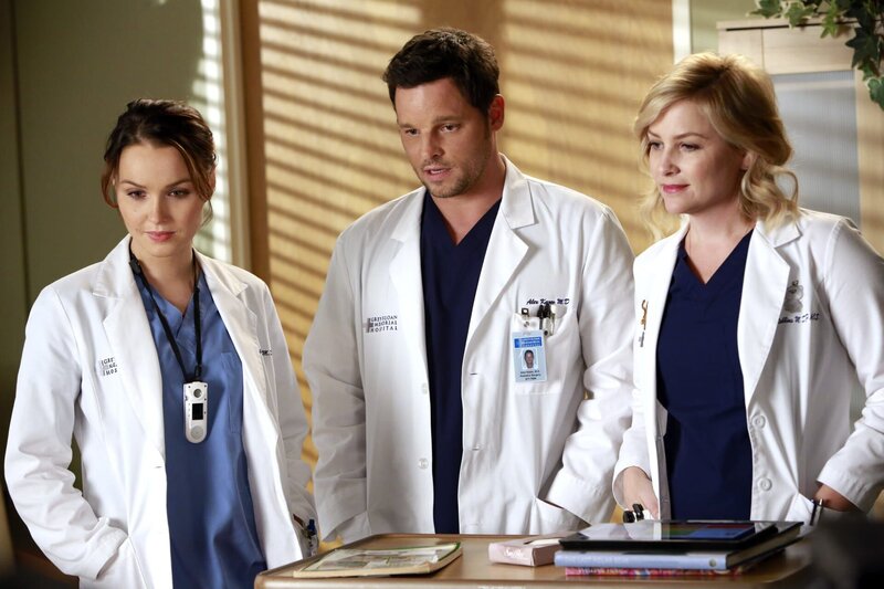 Kümmern sich liebevoll um einen kleinen Jungen: Arizona (Jessica Capshaw, r.), Jo (Camilla Luddington, l.) und Alex (Justin Chambers, M.) … – Bild: American Broadcasting Companies, Inc. /​ Ron Tom