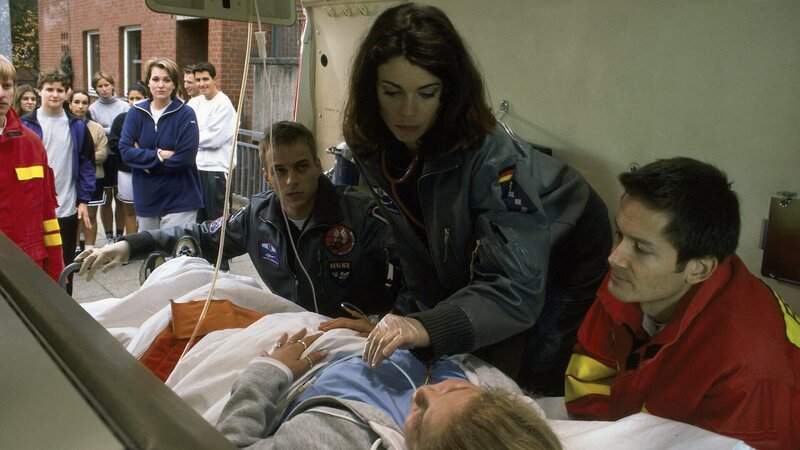 Rosi (Alina Eschke) ist beim Sportunterricht mit heftigen Bauchschmerzen zusammengebrochen. Sie hat am Vortag selbstgesuchte Pilze gegessen. Aber Maren (Gerit Kling, 2.v.r.) ahnt sofort, dass hier etwas Schwerwiegenderes dahintersteckt. – Bild: ZDF und Boris Laewen